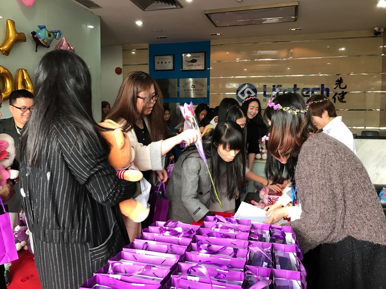 玫瑰的娇艳、巧克力的甜美都比不上尊龙凯时人生就是搏女神们的美丽！.jpg