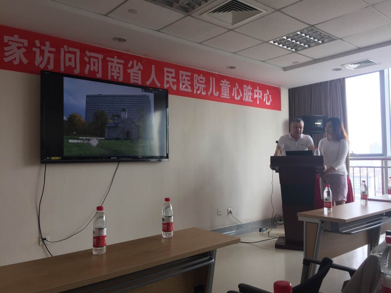 俄罗斯医生向大家介绍其在先心病诊断与治疗方面的经验.jpg