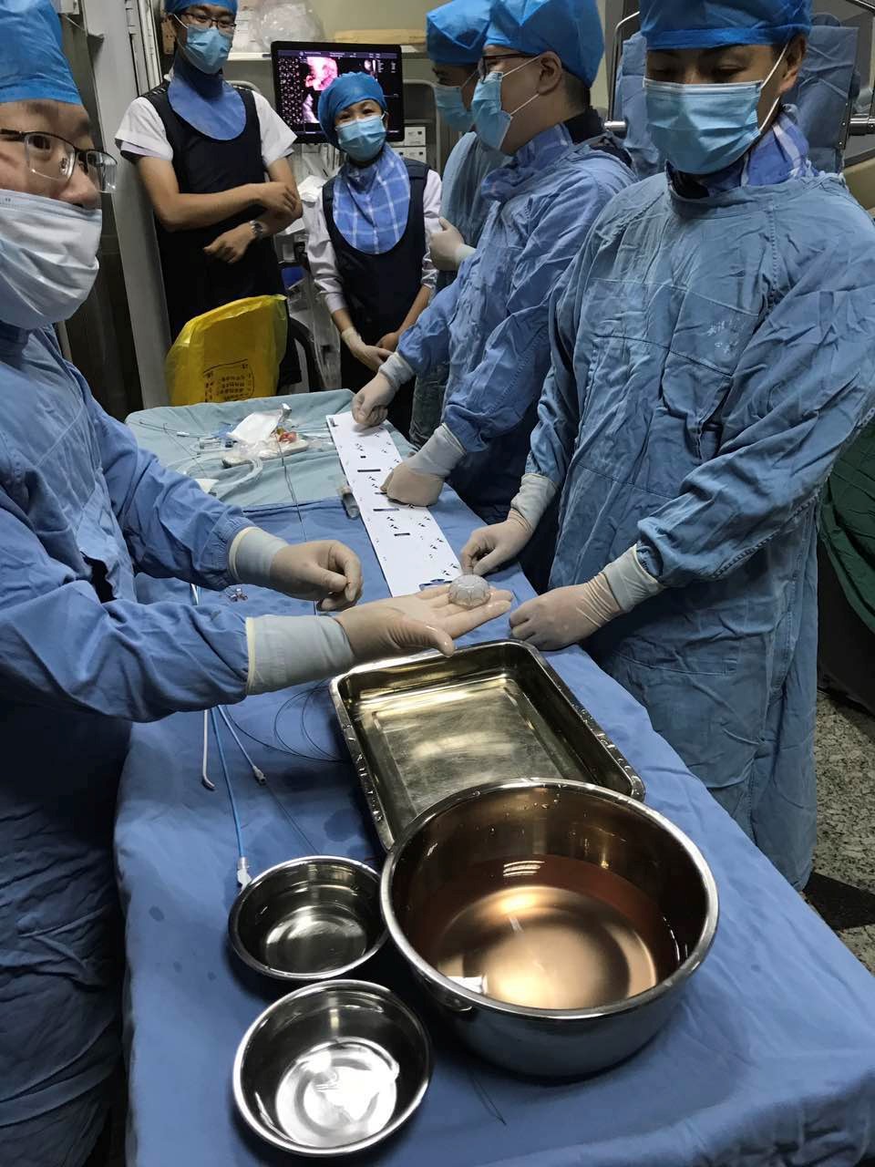 林逸贤医生和黄鹤主任在进行植入前准备.jpg